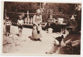 Obrotten, Kreis Samland Obrotten, Bauernhof Klemm, Oma und Enkel beim Hühnerfüttern 