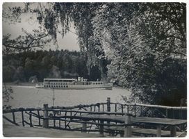  Niedersee, Blick vom Ortelsburger Ruderhaus auf den Niedersee mit MS  Ostmark  Нидерзее, вид от Ортельсбургского гребного клуба на Нидерзее с моторным судном «Остмарк»