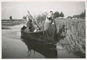 Memelniederung, Frauen im Boot 