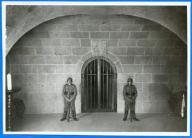 Hohenstein Kr. Osterode, Stadt, Kreis Osterode Hohenstein i. Ostpr., Reichsehrenmal Tannenberg, Wache vor der Gruft IV Hohenstein, Tannenberg-Nationaldenkmal