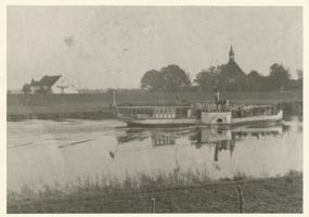 Rauterskirch, Kreis Elchniederung Rauterskirch, Dampfer auf der Gilge, Schule und Kirche im Hintergrund Rauterskirch, Ev. Kirche, kirchl. Einrichtungen, kirchl. Leben, Friedhöfe