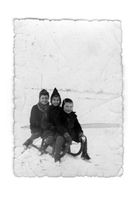 Kuckerneese, Ort, Kreis Elchniederung Kuckerneese, Schlittenfahrt mit Hannelore Bogdahn, Irmgard Zierulies und Herbert Bogdahn 