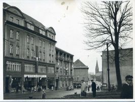 Allenstein, Stadtkreis Allenstein Allenstein, Häuser gegenüber dem Rathaus mit Blick zur Evang. Kirche Allenstein, Evangelische Kirche
