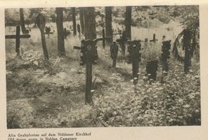 Nidden, Kreis Memel Nidden, Alte Grabpfosten auf dem Kirchhof Nidden, Friedhöfe