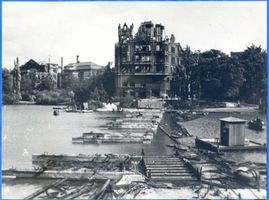 Königsberg (Pr.), Stadtkreis Königsberg Königsberg (Pr.), Schloßteichbrücke und Stadthalle nach der Zerstörung Кёнигсберг (Пр.), мост у Замкового пруда и городская зала после разрушения