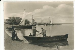  Kurische Nehrung, Fischer im Boot am Strand Куршская коса, рыбак в лодке у пляжа