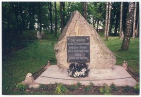 Goldap, Kreis Goldap Goldap, Gedenkstein und Mahnmal auf dem 1. Friedhof in Goldap II Goldap, nach 1945