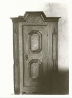 Königsberg (Pr.), Stadtkreis Königsberg Königsberg (Pr.), Prussia-Museum, Blau-roter Eckschrank aus Willenberg Kreis Braunsberg Кёнигсберг (Пр.), музей «Пруссия», сине-красный угловой шкаф из Вилленберга, район Браунсберг