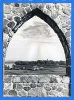 Treuburg, Kreis Treuburg Treuburg, Blick durch einen Torbogen des Kreiskriegerdenmals Treuburg, Kreiskriegerdenkmal