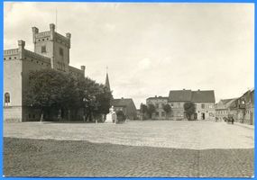 Passenheim, Stadt, Kreis Ortelsburg Passenheim, Marktplatz mit Rathaus und Kriegerdenkmal III 