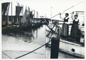 Nidden, Kreis Memel Nidden, Mädchen auf einem Fischerboot Нидден, девушка на рыбацкой лодке