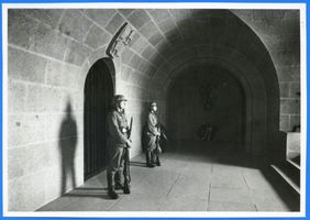 Hohenstein Kr. Osterode, Stadt, Kreis Osterode Hohenstein i. Ostpr., Reichsehrenmal Tannenberg, Wache vor der Gruft V Hohenstein, Tannenberg-Nationaldenkmal