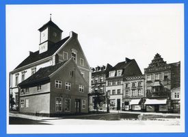 Zinten, Kreis Heiligenbeil Zinten, Markt mit Rathaus und Geschäftshäusern 