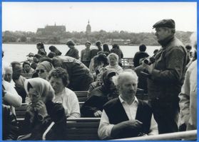 Frauenburg, Kreis Braunsberg Frauenburg, Deutsche Reisegruppe vor der Silhouette Frauenburgs Фрауэнбург, немецкая туристическая группа на фоне силуэта Фрауэнбурга