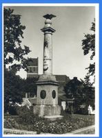 Zinten, Kreis Heiligenbeil Zinten, Kriegerdenkmal (Im Hintergrund die Kirche) 
