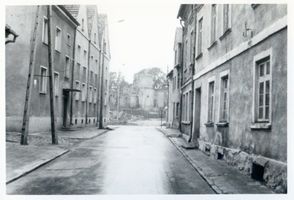 Mohrungen, Stadt, Kreis Mohrungen Kirchenstraße Mohrungen, Kirchenstraße, Blick auf die Schlößchen-Ruine Ostpreußen, Zweiter Weltkrieg und das Ende