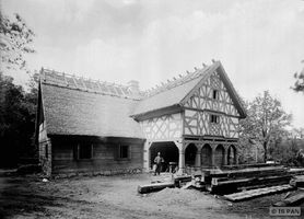 Königsberg (Pr.), Stadtkreis Königsberg Königsberg, Freilichtmuseum der Provinz Ostpreußen - Vorlaubenhaus vom Typ  Marschland  aus Bordehnen im Bau I Кёнигсберг, музей под открытым небом провинции Восточная Пруссия — дом с передней галереей типа «Маршланд» из Борденена в процессе строительства, I