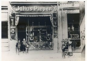 Königsberg (Pr.), Stadtkreis Königsberg Löbnichtsche Langgasse Königsberg (Pr.), Löbnichtsche Langgasse, Musikgeschäft Julius Pieper Кёнигсберг (Пр.), Лёбнихше Ланггассе, музыкальный магазин Юлиуса Пипера
