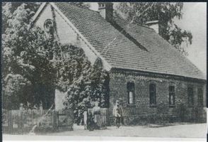 Fuchswinkel Kr. Johannisburg, Kreis Johannisburg Fuchswinkel Kr. Johannisburg, Forsthaus - Hegemeister Günther mit Ehefrau Фухсвинкель, округ Йоханнисбург, лесной дом — старший егерь Гюнтер с женой