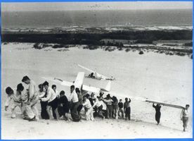 Rossitten Kr. Samland, Kreis Samland Rossitten Kr. Samland, Transport von Segelflugzeugen durch den Dünensand I Росситтен, р-н Самбия, перевозка планеров по дюнному песку, I