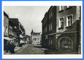Zinten, Kreis Heiligenbeil Zinten, Markt mit Central-Hotel (einstige Bahnhofstraße) 
