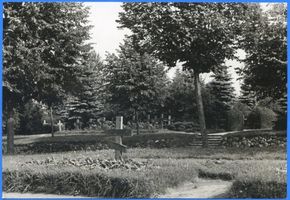 Waplitz Kr. Osterode, Ort, Kreis Osterode Waplitz Kr. Osterode, Ehrenfriedhof;  Russengrab  im Vordergrund Waplitz, Heldenfriedhof