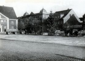 Neidenburg, Stadt, Kreis Neidenburg Großer Markt Neidenburg, Markt mit Pferdewagen und Kraftfahrzeugen 