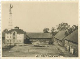  Ostpreußen wo ?, Gehöft mit Windrad 