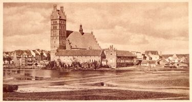 Guttstadt, Kreis Heilsberg Guttstadt, Ortsansicht mit Domkirche und Kollegiatstift 