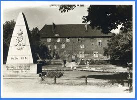 Rastenburg, Stadt, Kreis Rastenburg Rastenburg, Schloß mit Denkmal des Grenadier-Regiments III Rastenburg, Schloß (Ordensburg)