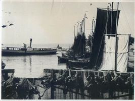 Fischhausen, Stadt, Kreis Samland Fischhausen, Fischerboote im Hafen und Haffdampfer Фишхаузен, рыбацкие лодки в порту и пароход заливского сообщения