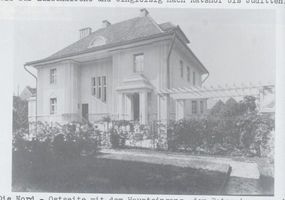 Königsberg (Pr.), Stadtkreis Königsberg Lawsker Allee 13-15 Königsberg, Lawsker Allee,  Villa Golstein  die Nord-Ostseite mit dem Haupteingang, dem Boteneingang und der Pergola Кёнигсберг, Лавскер-аллее, «вилла Гольдштайн», северо-восточная сторона с главным входом, входом для посыльных и перголой