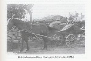Königswalde, Ort, Kreis Lyck Königswalde, Wilhelm und Paula Joswig vor ihrem Anwesen, im Hintergrund die Kartoffelmiete 