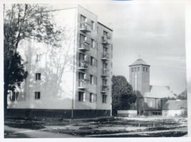Angerburg Kr. Angerburg, Stadt, Kreis Angerburg Braunstraße Angerburg, Braunstraße, Neubaublock und Kreuzkirche Ангербург, Браунштрассе, новый жилой квартал и церковь Кройцкирхе