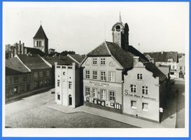 Landsberg, Stadt, Kreis Preußisch Eylau Landsberg i. Ostpr., Marktplatz mit Rathaus (links Ev. Kirche) 