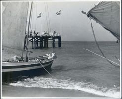 Cranz Kr. Samland, Ort, Kreis Samland Cranz, Seesteg und Segelboote am Strand Cranz, Seesteg