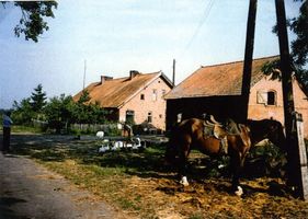 Götzlack, Kreis Bartenstein Götzlack (Крутой Яр), 4-Familienhaus mit Stall 