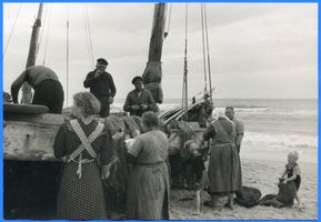Sarkau, Kreis Samland Sarkau, Fischerboot, zurückgekehrt vom Flundernfang II 
