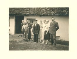 Leisuhnen, Kreis Heiligenbeil Leisuhnen, Vor dem Haus von Karl Harder 