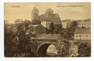Rastenburg, Stadt, Kreis Rastenburg Rastenburg, St. Georgskirche mit Eisenbahnbrücke 