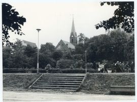 Allenstein, Stadtkreis Allenstein Allenstein, Evangelische Kirche mit alter Stadtmauer im Vordergrund Алленштайн, евангелическая церковь со старой городской стеной на переднем плане