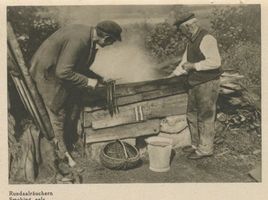  Kurische Nehrung, Räuchern von Rundaalen Куршская коса, копчение круглого угря