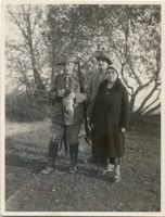 Rossitten Kr. Samland, Kreis Samland Rossitten Kr. Samland, Vogelwarte, Prof. Thiemann mit Frau und Sohn Hans-Georg Росситтен, уезд Самбия, орнитологическая станция, профессор Тиман с женой и сыном Ганс-Георгом