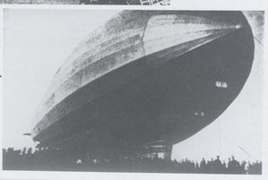 Königsberg (Pr.), Stadtkreis Königsberg Königsberg, Devau, Flughafen, das Luftschiff  Graf Zeppelin  ankert 1930 auf dem Flugplatz Königsberg, Flughafen Devau