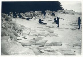 Balga, Kreis Heiligenbeil Balga, Eisberge am Fuß der Burgruine 