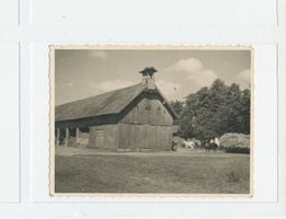 Moritzhöhe, Stadtkreis Tilsit Moritzkehmen, Der Hof mit dem Speicher, Glockenstuhl Морицкемен, двор с амбаром, колокольня