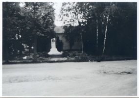 Nemmersdorf, Kreis Gumbinnen Nemmersdorf, Dorfplatz, Kirche ?? und Denkmal 