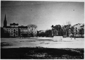 Tilsit, Stadt, Stadtkreis Tilsit Adolf-Hitler-Straße (fr. Am Anger) Tilsit, Anger mit Grenzlandtheater und Elch (Winteraufnahme) XII Тильзит, Ангер с пограничным театром и лосем (зимний снимок), XII