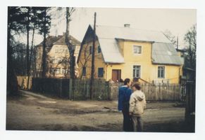 Metgethen, Ort und Bahnstation, Stadtkreis Königsberg Franz-Seldte-Weg 10 Metgethen, Franz-Seldte-Weg 10, Ecke Postweg,  Haus Schaumann, 1991 Metgethen, Häuser früher und heute