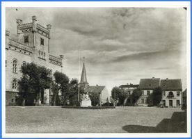 Passenheim, Stadt, Kreis Ortelsburg Passenheim, Marktplatz mit Rathaus und Kriegerdenkmal 